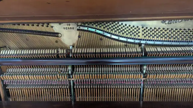 Piano avec banc in Pianos & Keyboards in West Island - Image 6