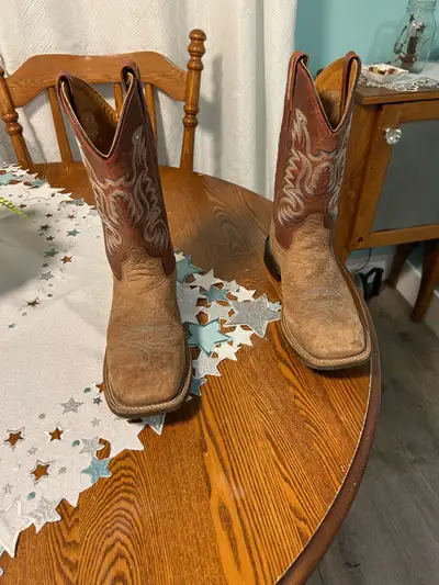 Men’s cow boy boots. Size 9 EE worn twice. 902.954.1745.