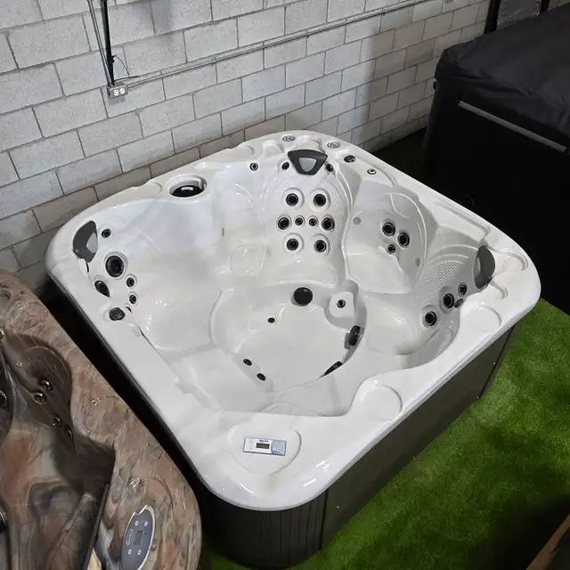 COAST SPAS OASIS 2023 NEUF EN LIQUIDATION 9 500.00$ in Hot Tubs & Pools in Laval / North Shore - Image 2