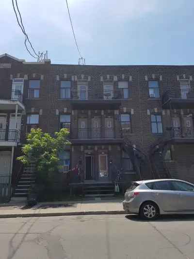 Mile-End, 3 1/2 (700 pieds carrés), dernier étage (3e) peint et rafraîchi, disponible immédiatement....