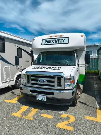 2022 Ford E-450 Crestline Series 18 Passenger Bus. *Recently replaced engine with 0 miles, just pass...