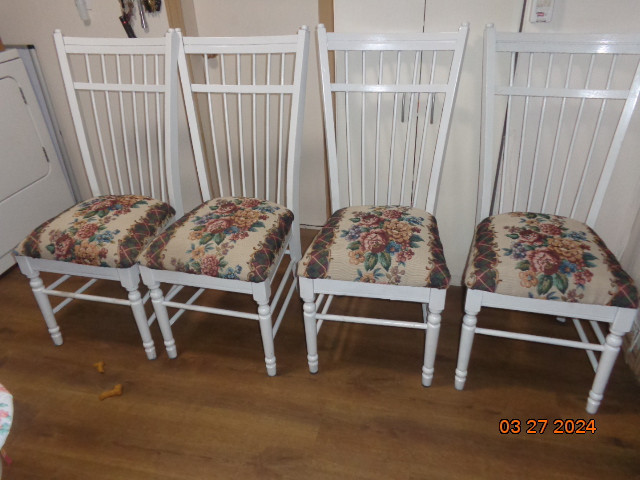 kitchen chaires in Chairs & Recliners in Moncton