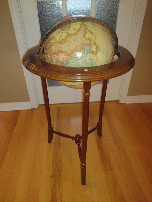 Globe Terrestre océan antique sur base de bois dans Art et objets de collection  à Laurentides