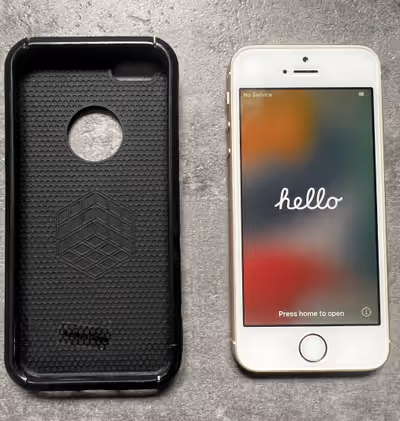 Apple iPhone SE 16GB Or A1723 Bonne condition Vient avec un boitier Pas de câble // pas de boîte ---...