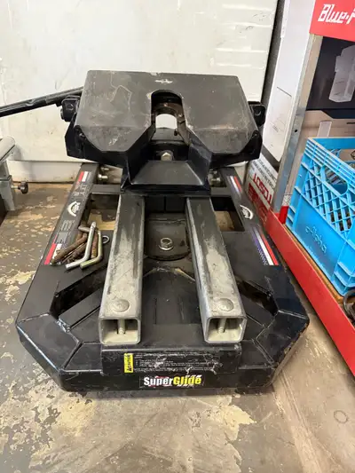 Pull Right auto sliding 5th wheel hitch. This is the ultimate hitch if towing with a short box truck...