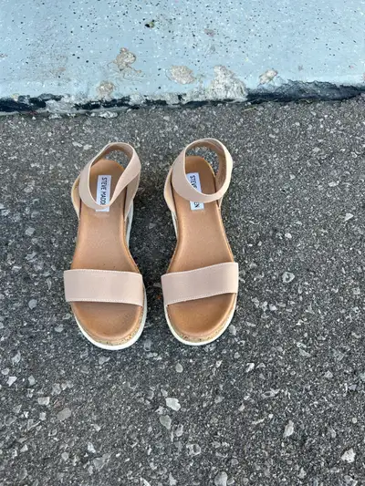 Steve Madden sandals size 6 Pick up Simcoe and Britannia