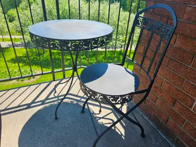 Petite table et chaise en métal, View more
