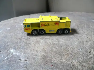plusieurs auto vintage a différent prix photo 1 camion rescue # 8766.1 hot wheels circa 1979 15$ pho...