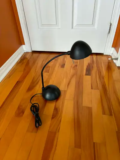 Lampe de bureau flexible halogène (hauteur max 20 po) – DISPO À, View more