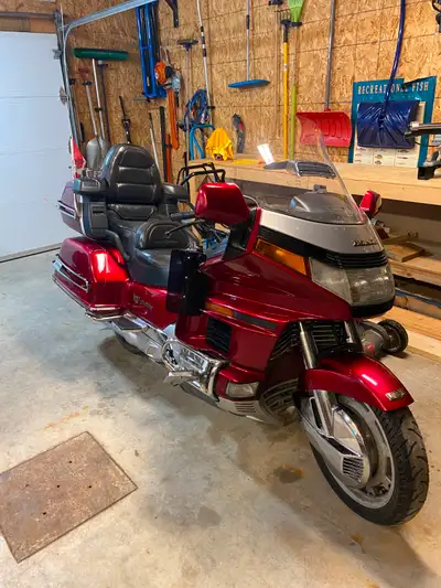1993 GL1500 - presents very well. Garage kept since new. Maintenance records, Hwy boards, cup holder...