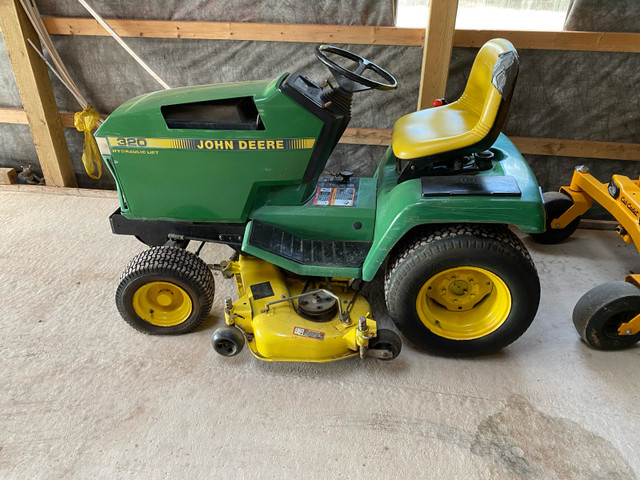 John Deere 320 in Lawnmowers & Leaf Blowers in Summerside - Image 2