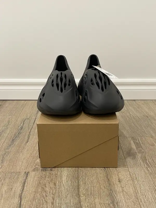 DS Adidas Yeezy Foam RNR Carbon size 11 in Men's Shoes in City of Toronto - Image 3