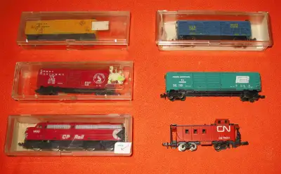 N Gauge - Miniature Model Train Accessories as shown. One CP Rail Diesel #1405 plus 5 Rolling Stock....