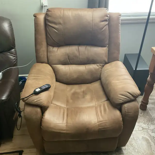 Brown Electric Recliner in Chairs & Recliners in Terrace - Image 3