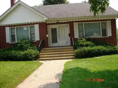 87 Thorndale Crescent - Boys Student House 2 Minute Walk to McMaster Campus! Large Primary Bedroom A...