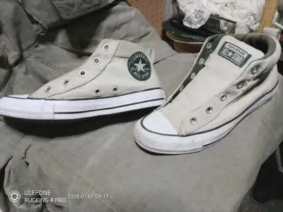 Grab these Converse All Star shoes, perfect for a casual look with a vintage feel. While these shoes...