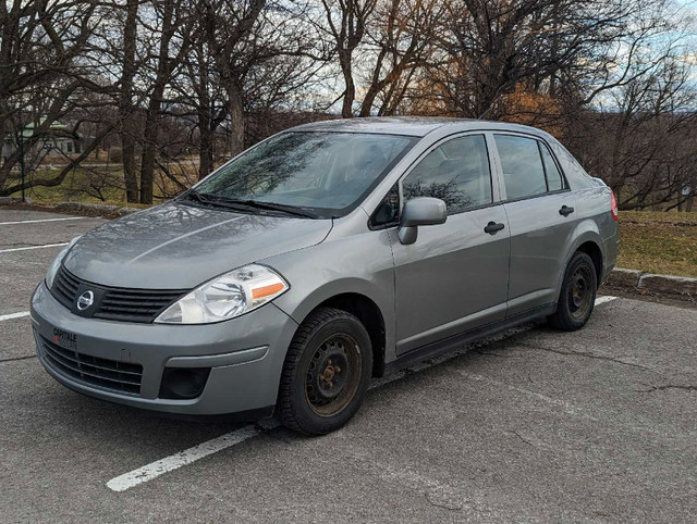 95,000 Km - NISSAN VERSA 2010 dans Autos et camions  à Ville de Québec