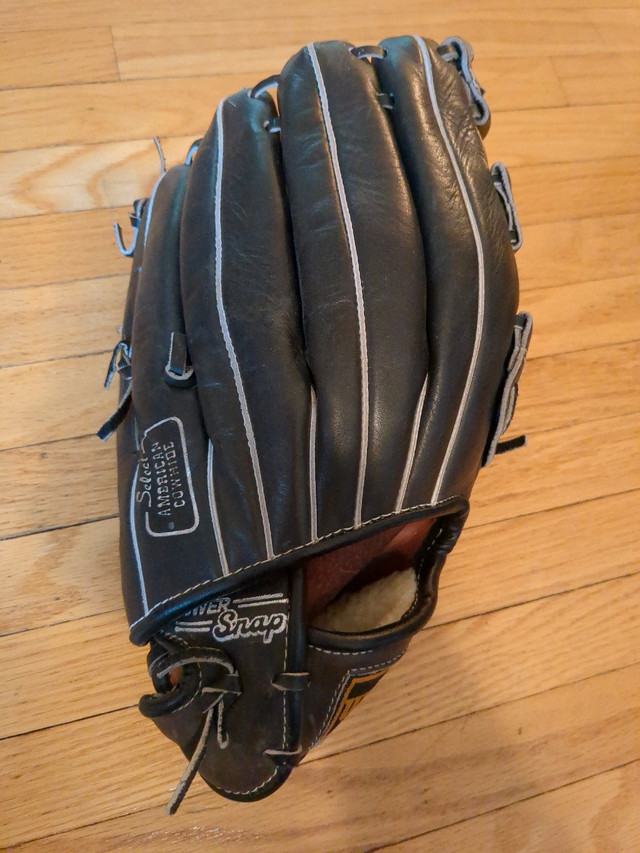 Wilson leather baseball glove in Baseball & Softball in Winnipeg - Image 2