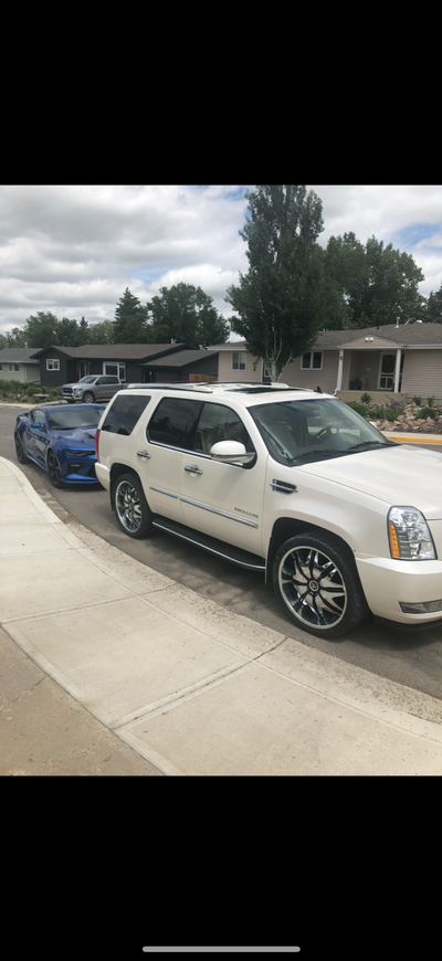 2012 Cadillac Escalade 6.2 L gas engine 326 km most highway runs and drives excellent sunroof naviga...