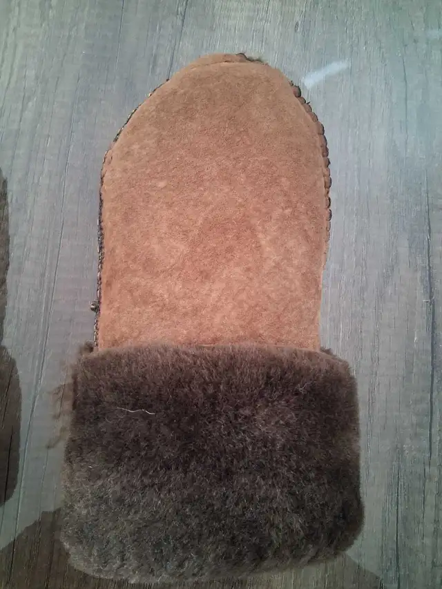 Recycled suede and fur mittens in Other in Winnipeg - Image 7