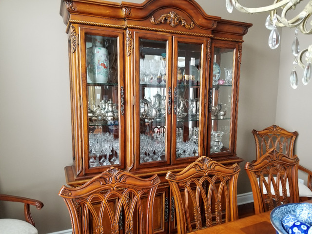 Complete dining room set in Dining Tables & Sets in Ottawa