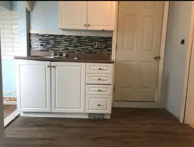 One room apartment with a kitchen and bathroom. Suitable for one person. Located in Mulmur Ontario