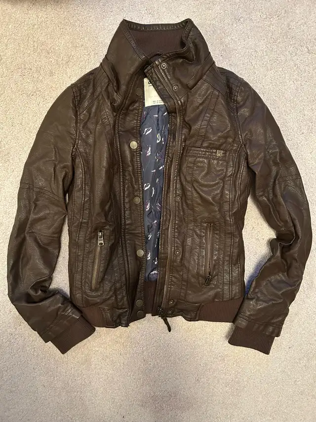 Brown Leather Jacket Women’s XS in Women's - Tops & Outerwear in Markham / York Region - Image 2