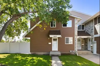 Fantastic 1100 sq ft townhouse, fenced yard, 2 parking stalls