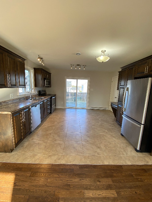 Modern, Stylish and Comfortable 3 Bdrm Main Floor House Long Term