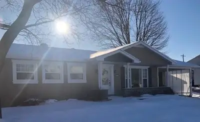 Ce logement très éclairé à aire ouverte est situé au rez-de-chaussée d'un duplex dans un secteur trè...