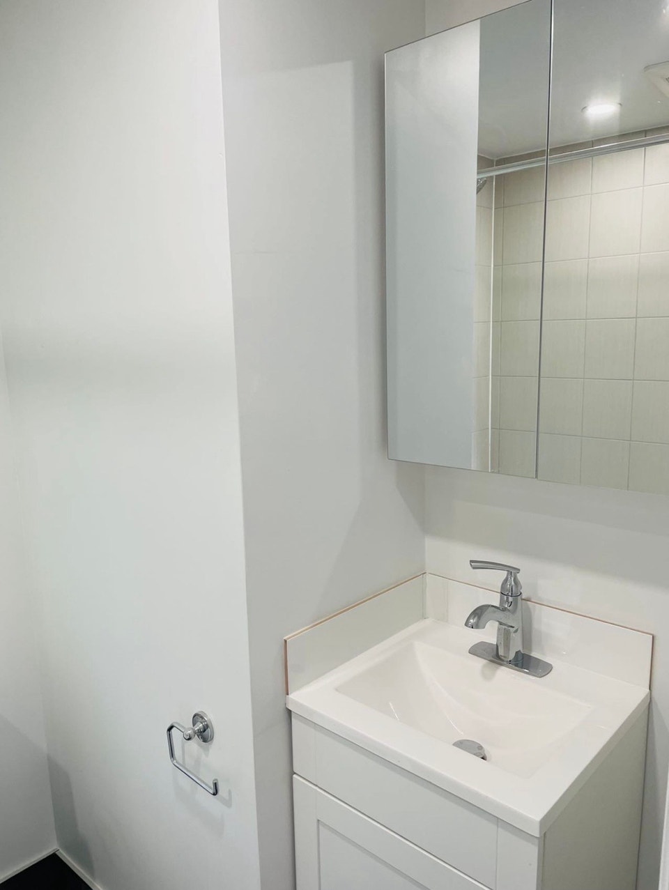Downtown College&Ossington 1studio on third floor available NOV1 4