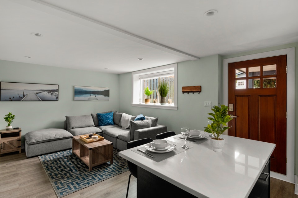 3BR FURNISHED Pet-friendly Garden Suite Steps to Oak Bay Village 3