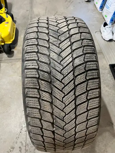 285/40/R22 Michelin X-ice Lightly used winter tires. Only 8000km (one season of use) Rated for 60,00...