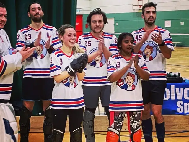 2 Joueuses de Hockey Cosom Balle Blanche Recherchées Ligue Mixte in Sports Teams in City of Montréal - Image 2