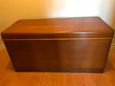 Beau coffre en cèdre : 46 po L / 18,5 po P / 23,5 po H. En bonne condition. Items non inclus. Prévoi...