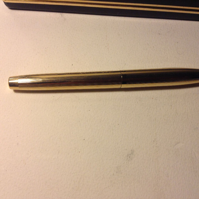 Sheaffer Legacy Heritage 14K Gold G/T Nib Fountain Pen 0.7mm in Arts & Collectibles in Vancouver