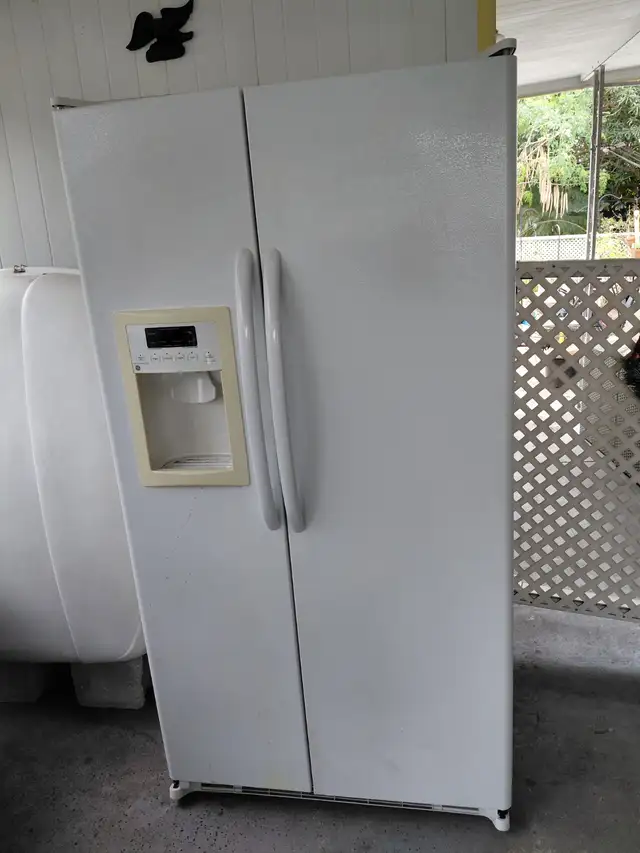 Side by Side Refrigerator Freezer in Refrigerators in Val-d'Or - Image 2