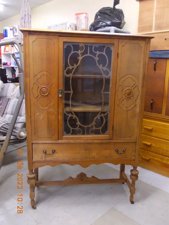 Meubles antiques in Hutches & Display Cabinets in Lac-Saint-Jean - Image 2