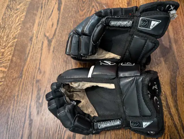 Kids Used  Hockey Gear - Winnwell neck guard, gloves Bauer elb in Hockey in City of Toronto - Image 4