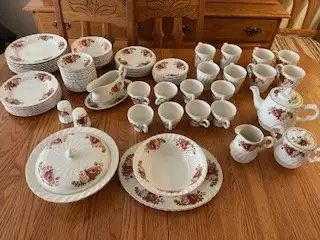 Porcelaine antique 62 pièces, View more
