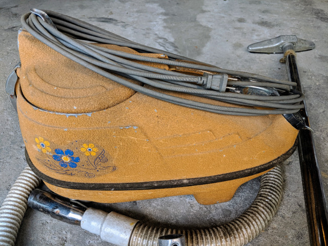 IEC Tristar Compact Electra Vacuum Model C-8 in Vacuums in Barrie - Image 3