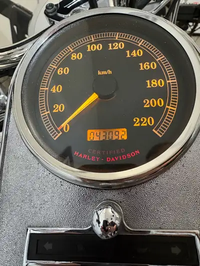 Harley Davidson Softail Heritage Classic 2003 , 43,000 km. Très bon état, pneu arrière neuf , pneu a...