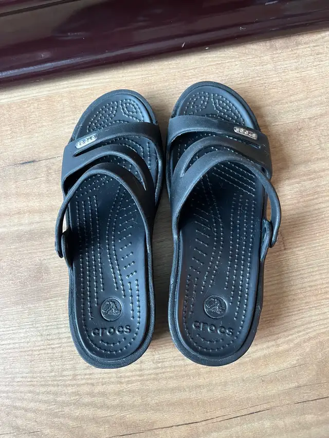 Crocs sandal women size 5 in Women's - Shoes in City of Toronto - Image 4