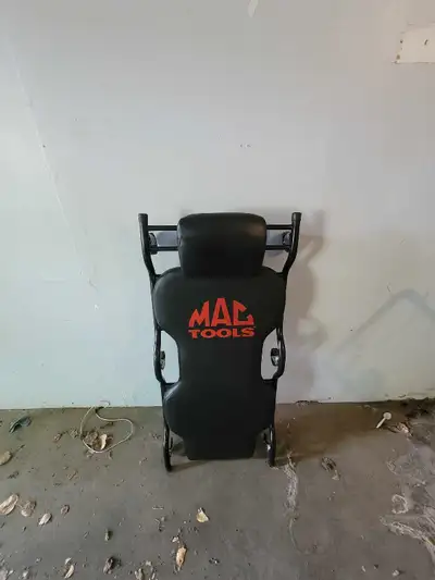 This Mac Tools creeper is perfect for any mechanic or DIY enthusiast looking for a comfortable and r...