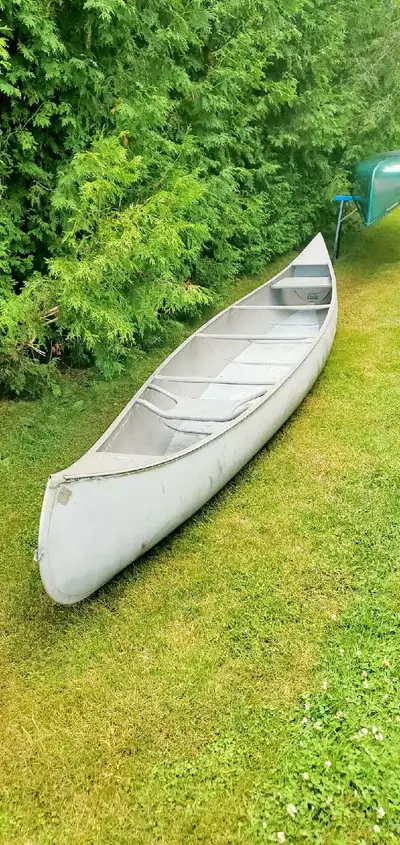 This aluminum canoe is in immaculate condition considering its age. No holes or dents, no missing ha...