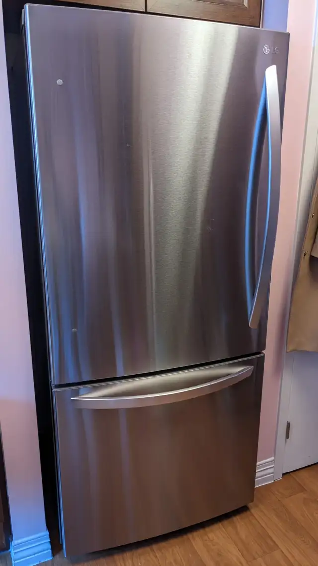 LG Bottom Freezer Refrigerator LRDNS2200 in Refrigerators in City of Montréal - Image 6