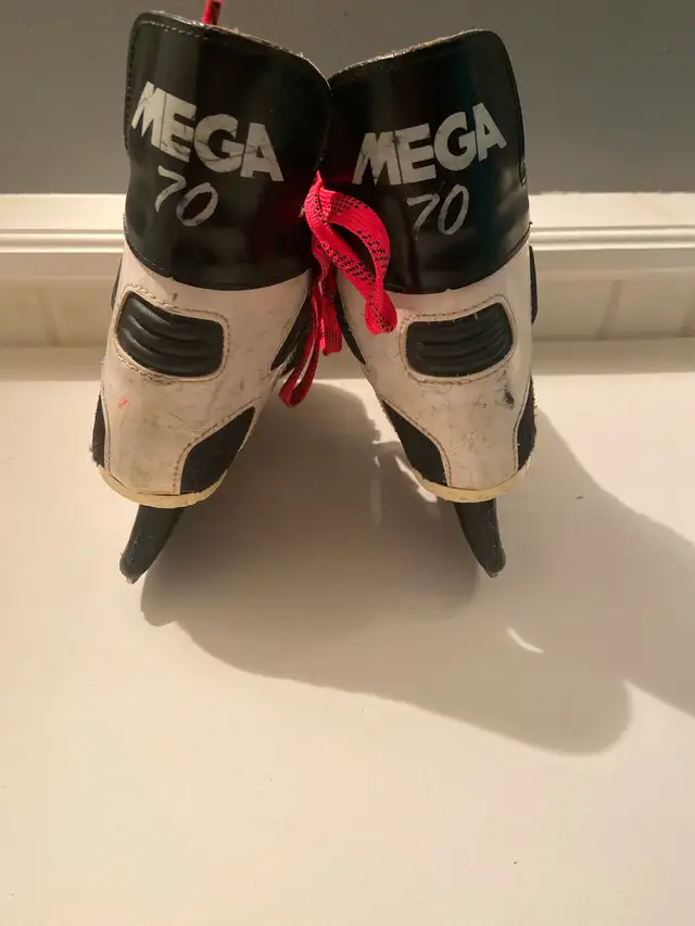 Kids Ice Hockey Skates size 9 size 10 in Skates & Blades in Guelph - Image 10
