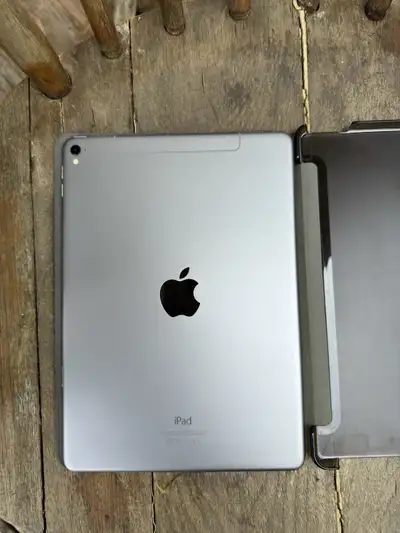 iPad Pro 9.7” – 32 GB Wi-Fi | Great Condition + Case & Screen Protector Selling my Apple iPad Pro 9....