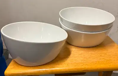 Crate&Barrel Ceramics. Serving bowls 3 pieces!! The price is negotiable contact me for more informat...