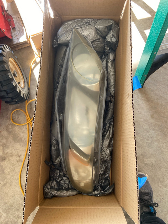 Honda civic headlamp assembly in Auto Body Parts in Regina